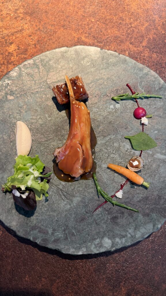 Cordero lechal y microvegetales plato principal Magoga