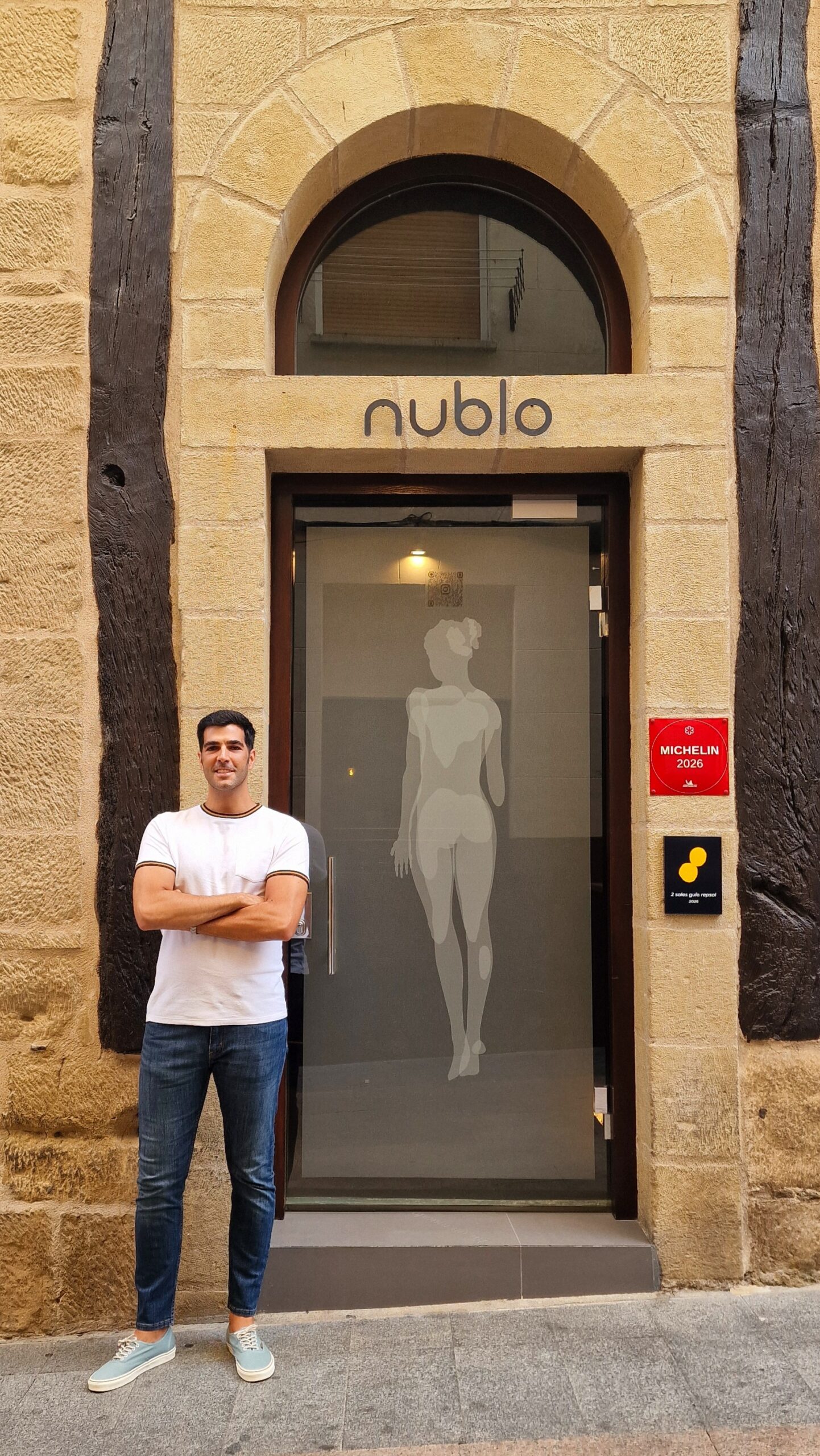 Antonio Callizo en la entrada del restaurante Nublo en Haro
