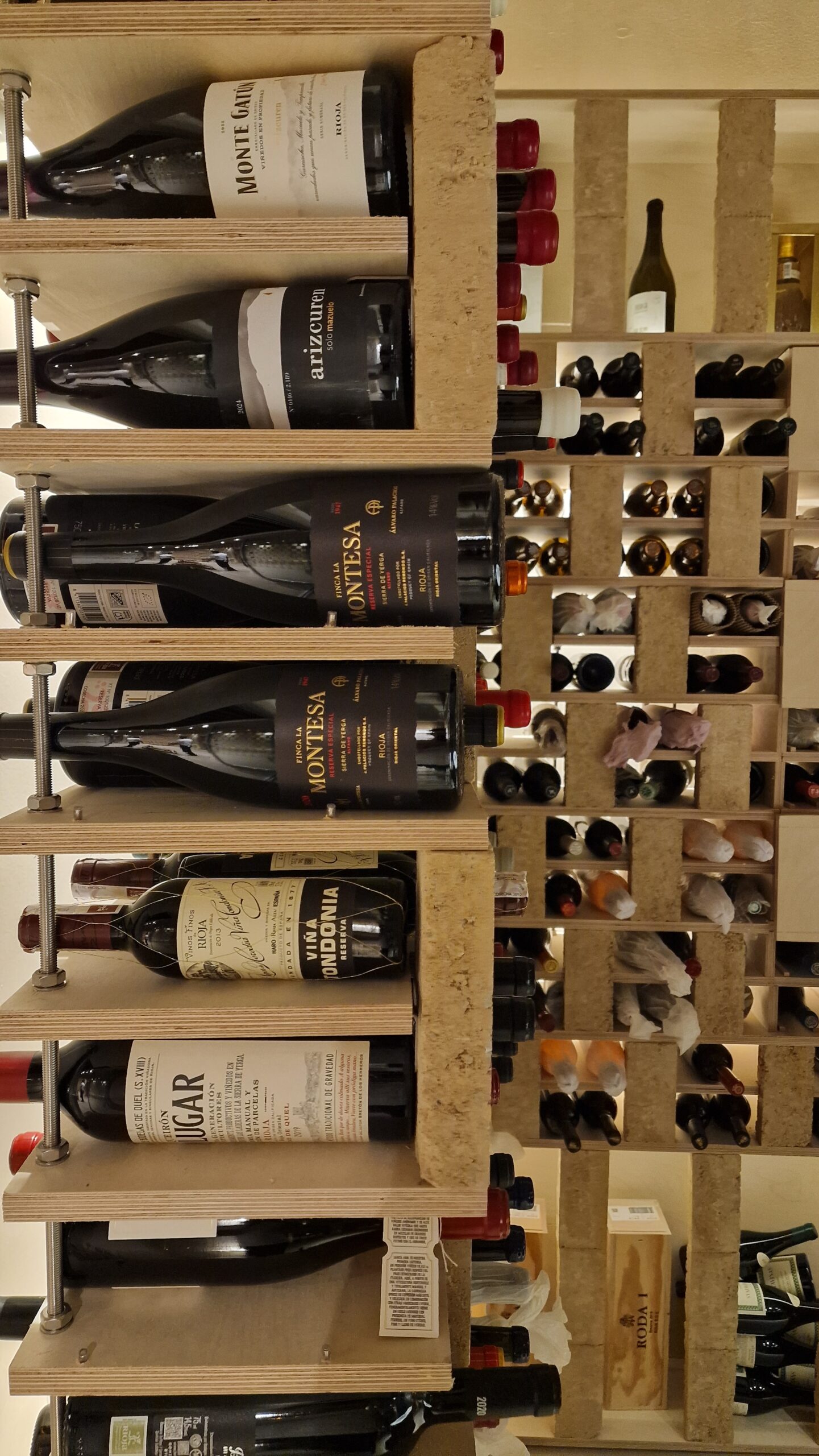 Selección de vinos en la bodega del restaurante Nublo en Haro