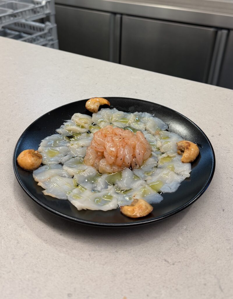 Carpaccio de vieira con tartar de quisquilla en Bar FM Granada