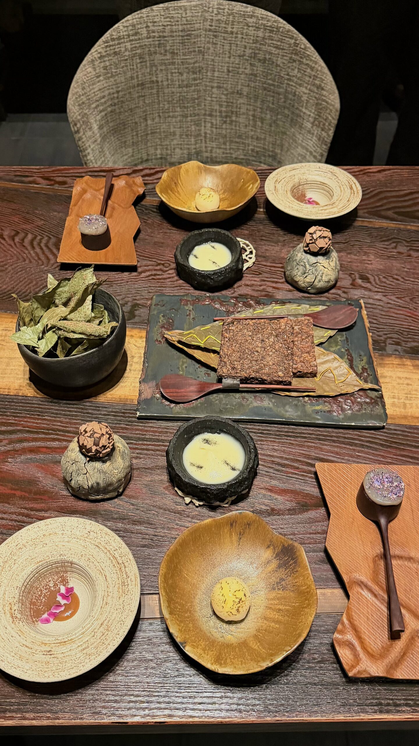 Mesa con distintas presentaciones del menú de MAZ Tokio